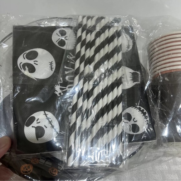 HALLOWEEN PARTY SERVES 10. INCLUDES 10 EACH OF PLATES, SAUCERS, CUPS, NAPKINS - Picture 3 of 7